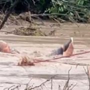 Mujer es arrastrada por el río y rescatada tras severas inundaciones