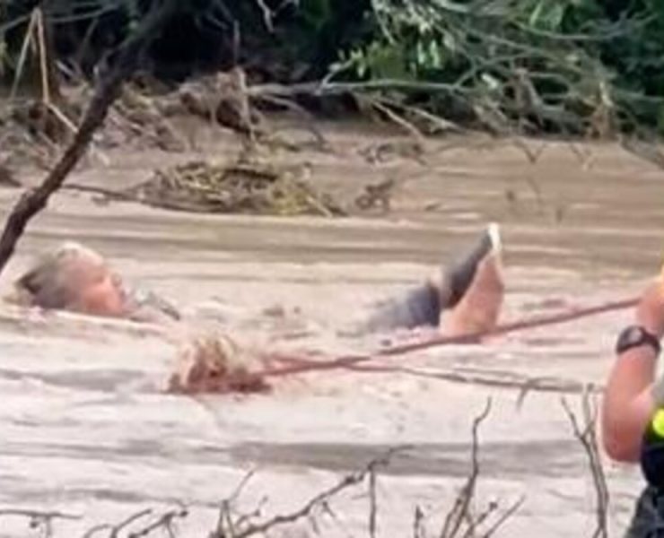 Mujer es arrastrada por el río y rescatada tras severas inundaciones
