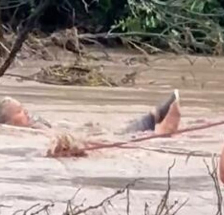 Mujer es arrastrada por el río y rescatada tras severas inundaciones
