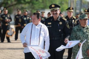 El Gobernador Joaquín Díaz Mena da el banderazo de inicio al Operativo Vacacional Verano 2025, acompañado por autoridades civiles y militares en el asta bandera monumental de Mérida.