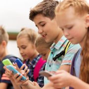 Países Bajos limita el uso de celulares en aulas