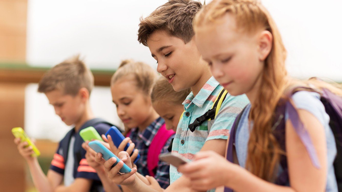 Países Bajos limita el uso de celulares en aulas