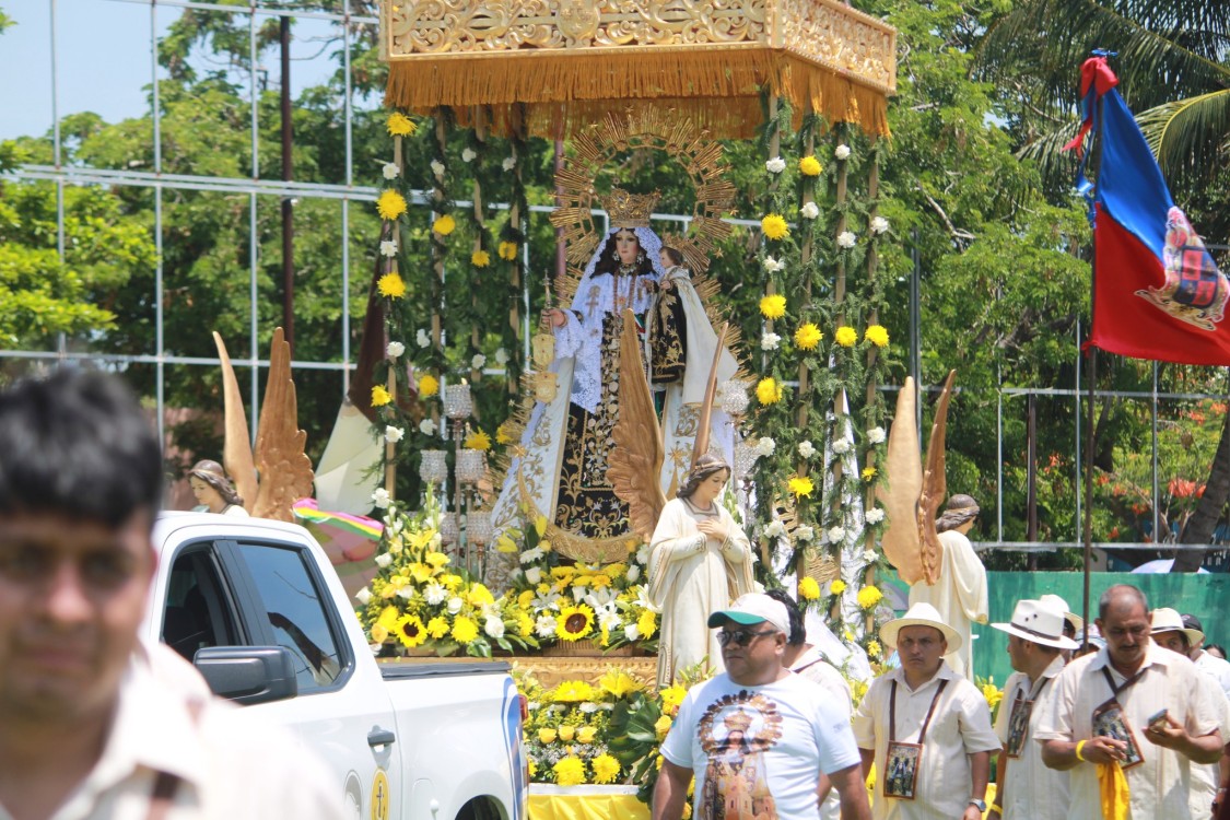 Paseo de la Virgen del Carmen por Tierra y misa en el Estadio Universitario