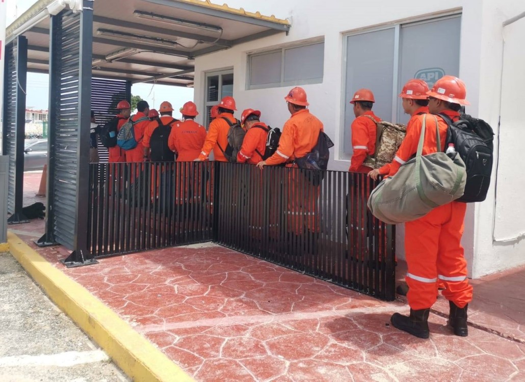 Tres empresas firman contratos con Pemex