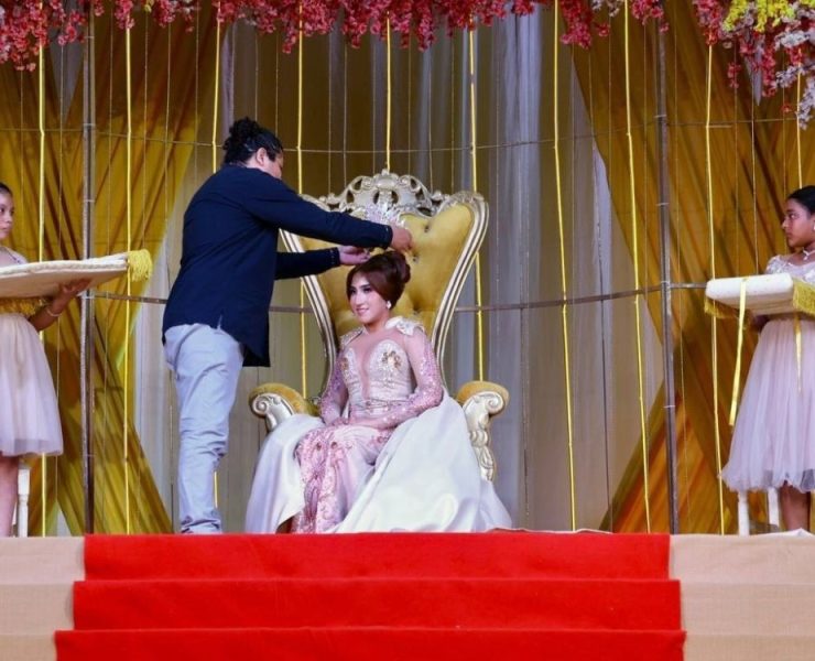 Coronan a la Reina de los LXVI Florales y Feria de Carmen