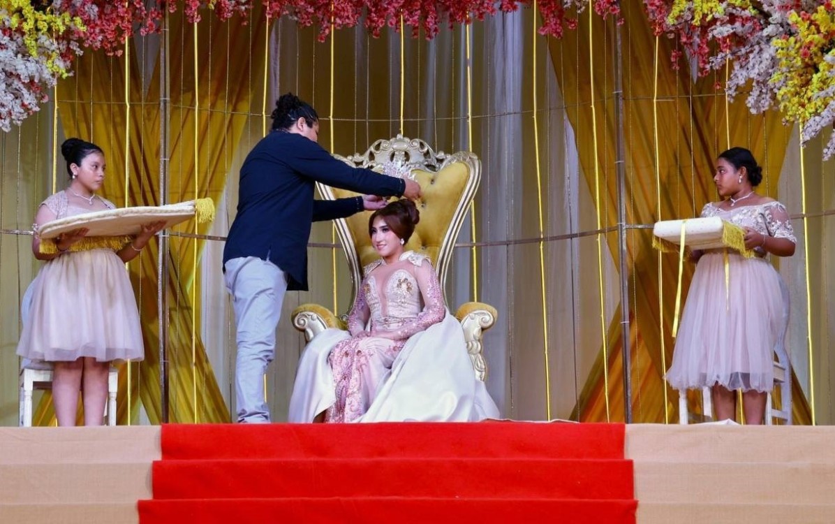 Coronan a la Reina de los LXVI Florales y Feria de Carmen