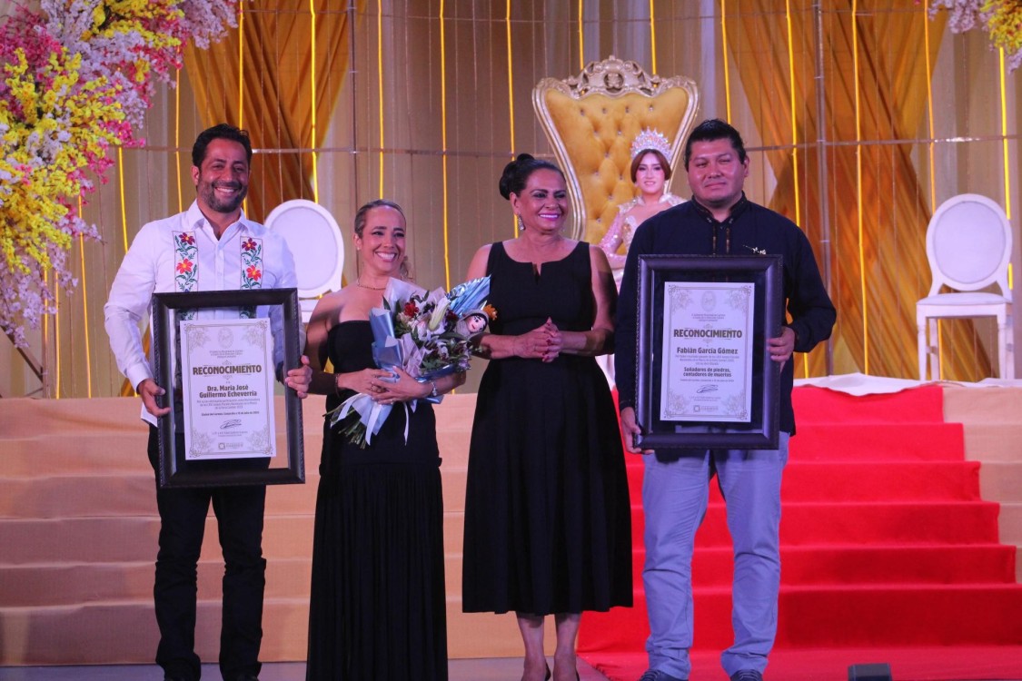 Coronan a la Reina de los LXVI Florales y Feria de Carmen