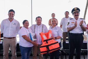 El gobernador Joaquín Díaz Mena entrega chalecos salvavidas a pescadoras y pescadores de Progreso como parte del programa “Seguridad en el Mar”.
