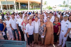 Pescadores de Progreso reciben radios de comunicación marina para reforzar su seguridad durante las jornadas en altamar.
