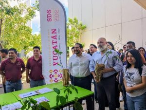 Autoridades de la UPY y representantes de la SDS siembran árboles durante la Jornada de reforestación en la UPY, fortaleciendo la conciencia ecológica en la comunidad universitaria.