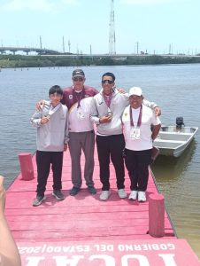 Getzael Martínez García y José Escalante Morales, muestran su medalla de plata en remo, en la Olimpiada Nacional CONADE.