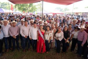 Productores y productoras celebran la histórica entrega de apoyos y herramientas al campo yucateco durante la visita del gobernador a Sucilá.