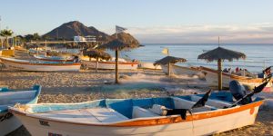 San Felipe cautiva con su ría, lanchas que cruzan a playas de arena blanca y sus famosos atardeceres, una joya para vacacionar en familia.