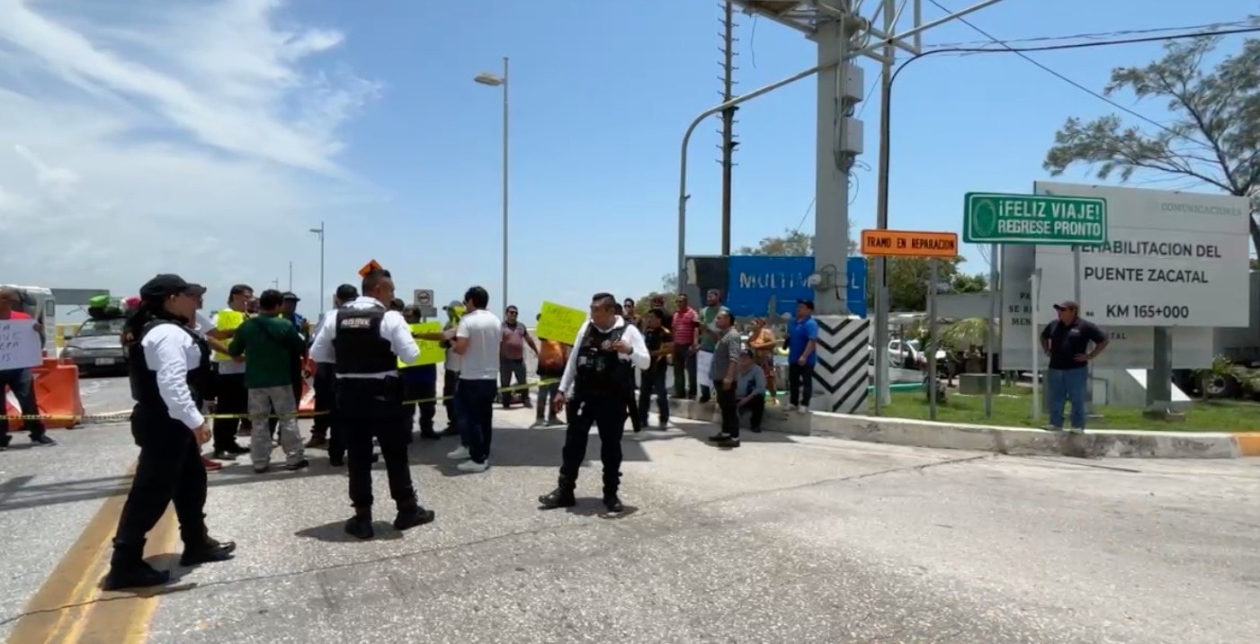 Taxistas de Ciudad del Carmen bloquean el Puente Zacatal