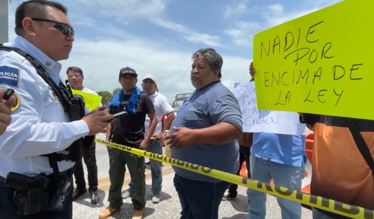 Taxistas de Ciudad del Carmen bloquean el Puente Zacatal