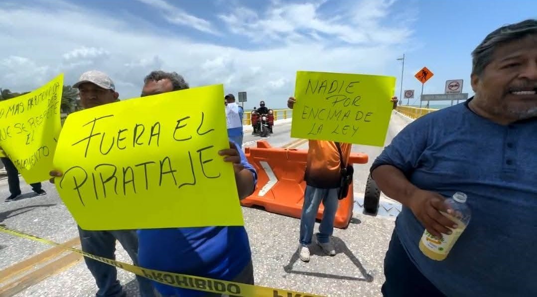 Taxistas de Ciudad del Carmen bloquean el Puente Zacatal