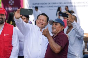 Durante su recorrido, Díaz Mena reafirmó el compromiso del Renacimiento Maya y Transformación para garantizar servicios básicos como el agua potable en las comunidades más necesitadas de Tekax.