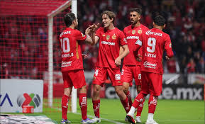 El Toluca inicio el camino de la defensa de su título, goleando a Necaxa 3-1.