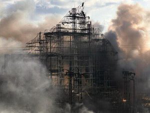 El escenario destruido tenía la temática “Orbyz”, un mundo mágico que ahora quedó reducido a cenizas tras el incendio.