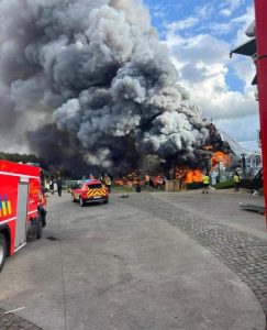 Trabajadores que se encontraban en la zona lograron evacuar a tiempo cuando se incendió escenario de festival musical en Tomorrowland.