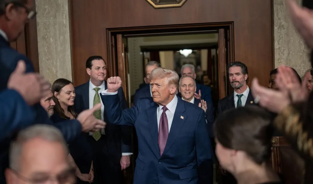 Trump celebra victoria fiscal