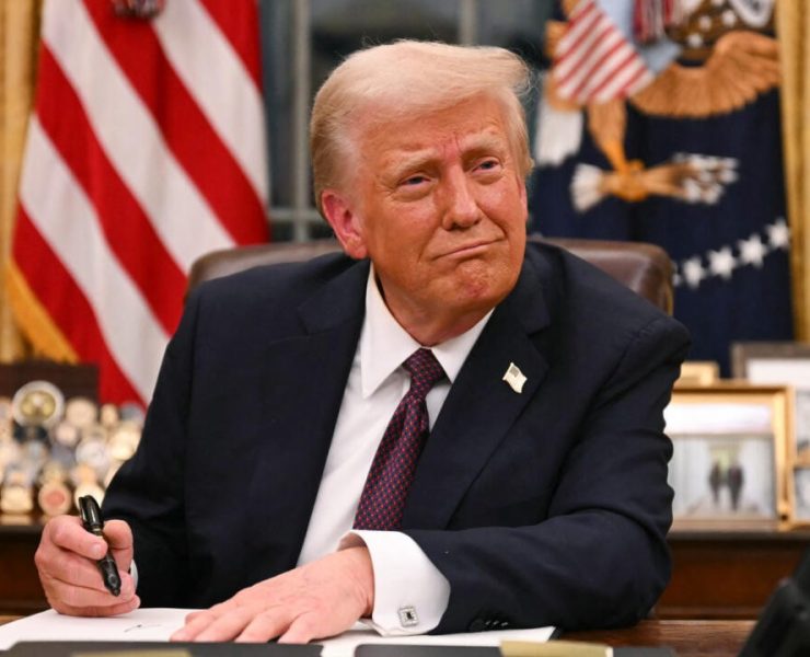 Trump impone arancel del 25 a India