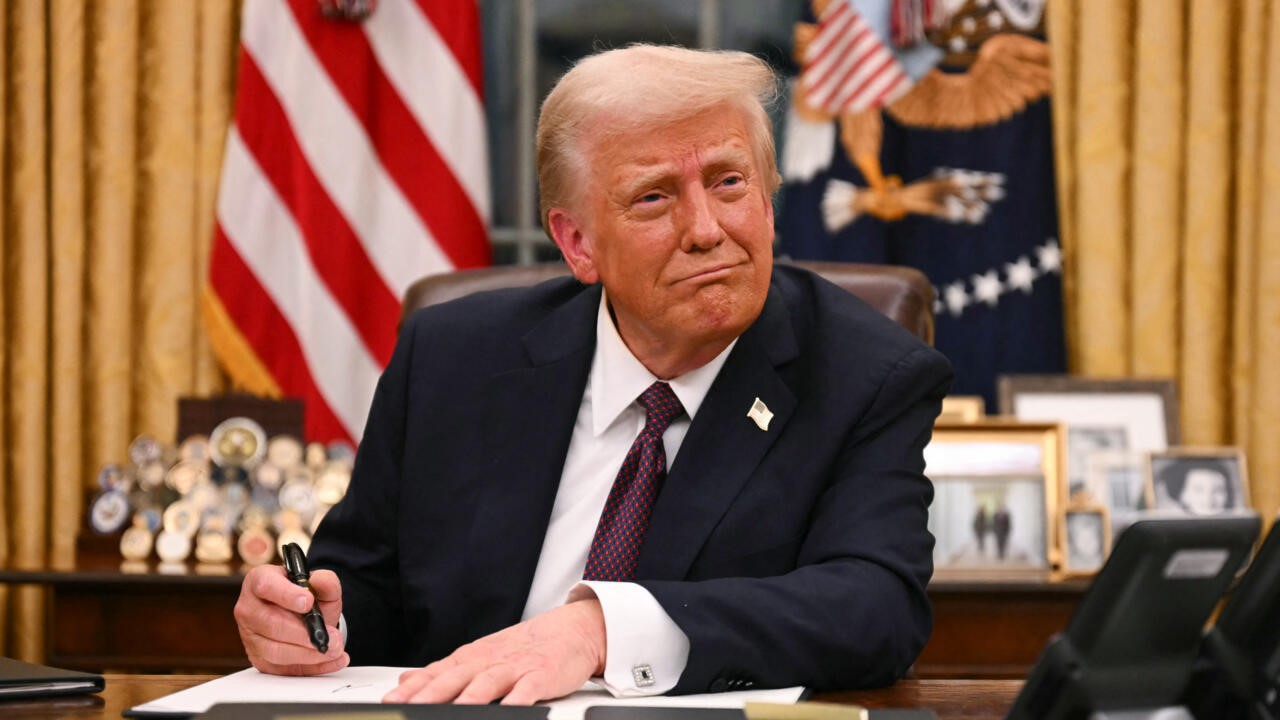Trump impone arancel del 25 a India