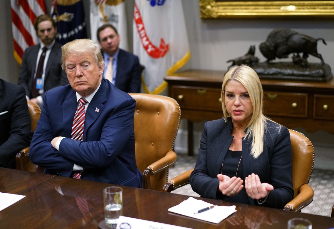 Trump ordenó a Pam Bondi