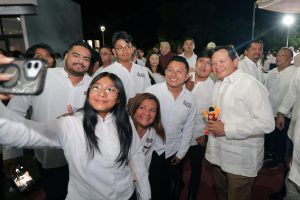 Estudiantes celebran las mejoras anunciadas gracias a la gran inversión en la Universidad de Oriente, que fortalecerá su formación académica.