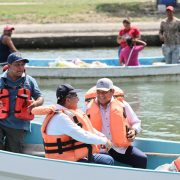 Gobernador Javier May entrega apoyo histórico a ostricultores de Paraíso