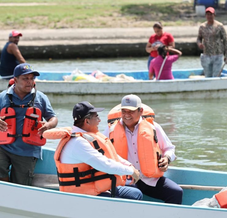 Gobernador Javier May entrega apoyo histórico a ostricultores de Paraíso