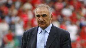 Miguel Ángel “El Zurdo” López fue una leyenda del Club América, donde logró convertirse en entrenador bicampeón y dejó una huella imborrable en el fútbol mexicano.