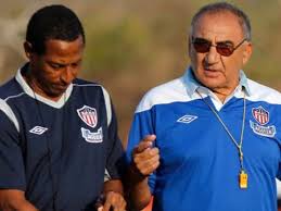 Durante su carrera, “El Zurdo” López también fue director técnico de las Chivas y del Junior de Barranquilla, consolidando su prestigio en América Latina.