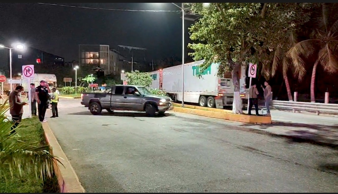 Taxistas liberan bloqueo del puente Zacatal