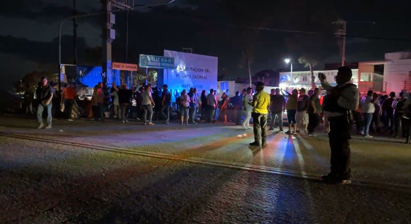 Taxistas liberan bloqueo del puente Zacatal