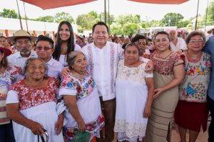 Autoridades estatales y municipales supervisan los primeros trabajos de la reconstrucción de la carretera Xocchel–Sahcabá, que beneficiará a más de 7,600 habitantes.