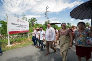 El Gobernador Joaquín Díaz Mena da el banderazo inicial a la reconstrucción de la carretera Xocchel–Sahcabá, acompañado de autoridades estatales y municipales.