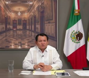 El gobernador Joaquín Díaz Mena durante su transmisión en vivo, donde emitió un importante exhorto a pescadores yucatecos para preservar su seguridad en altamar.