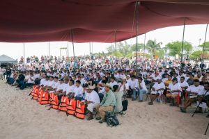 Chalecos salvavidas y radios de comunicación entregados por el Gobierno de Yucatán como parte del esfuerzo por garantizar más seguridad en altamar para pescadores.