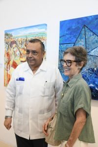 El director de aeropuerto regionales de ASUR Lic. Héctor Navarrete Muñoz con la maestra Sandra Nikolai