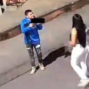 hombre asesina a mujer con un fusil