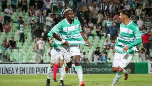 Santos Laguna aprovechó los errores defensivos de Pumas, y sumó sus primeros tres puntos.