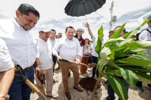 El Gobernador Joaquín Díaz Mena sembrando uno de los más de 5 mil árboles en Valladolid como parte del Renacimiento Verde.