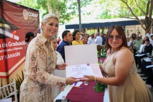 La Senadora Verónica Camino Farjat reafirma que el Senado de la República respalda la educación durante la clausura del ciclo escolar en Tekax.