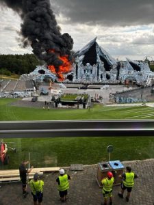El escenario principal de Tomorrowland 2025 fue consumido por las llamas tras un accidente con fuegos artificiales en Boom, Bélgica.