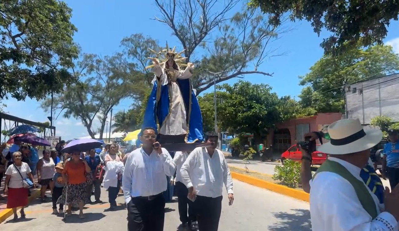 Fe y devoción en el paseo de la Virgen de la Asunción por mar