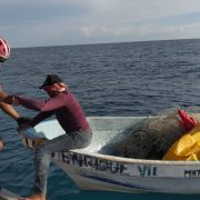 Personal de la Semar rescata a dos pescadores