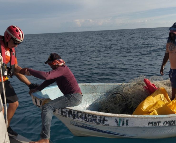 Personal de la Semar rescata a dos pescadores