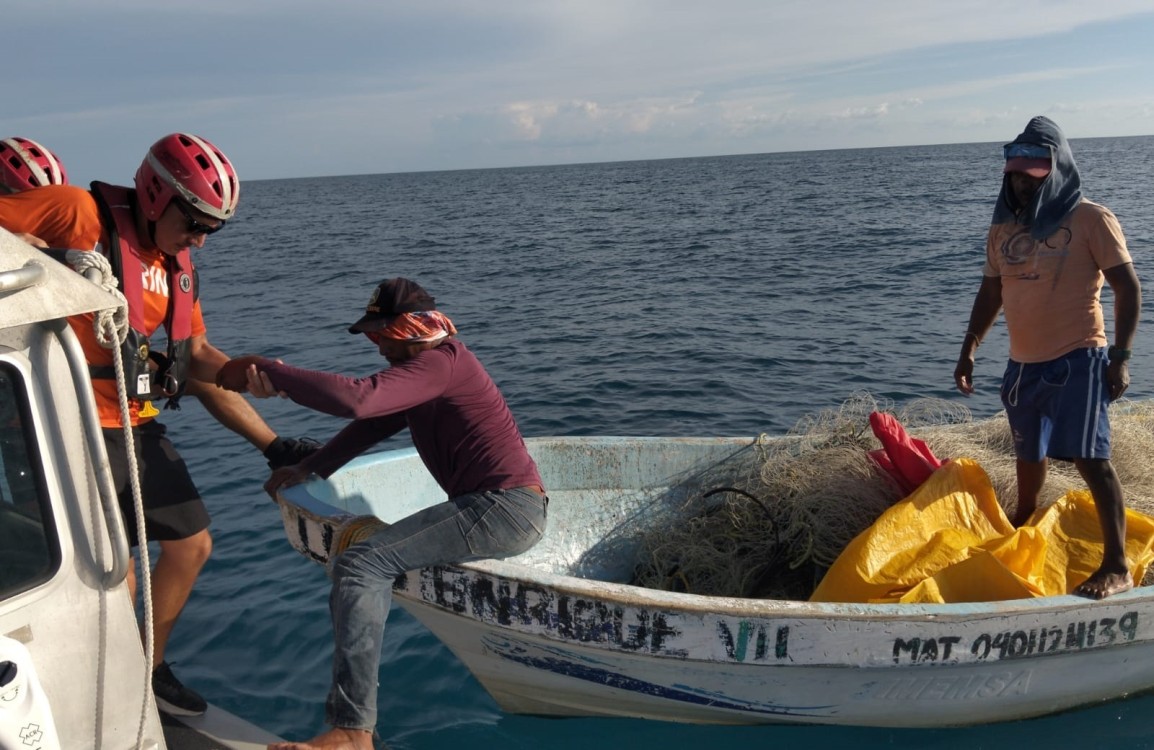 Personal de la Semar rescata a dos pescadores