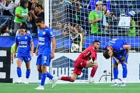 Los jugadores del Cruz Azul y su cuerpo técnico, salió abucheado del estadio, tras el 7-0 ante el Seattle Sounders.